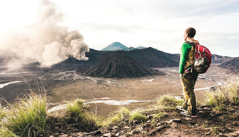 Reisender am Mount Bromo in Indonesien