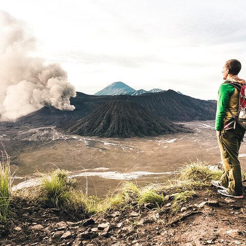 Reisender am Mount Bromo in Indonesien