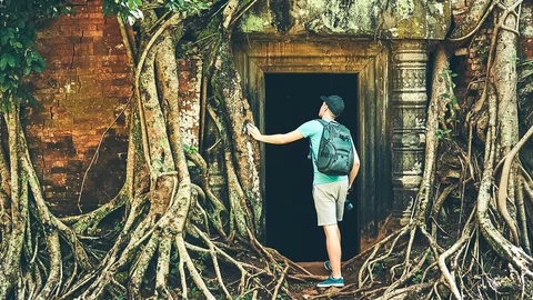 Wanderer in den Tempeln von Angkor