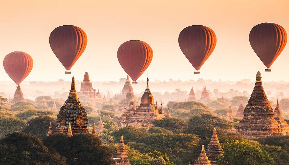 Heissluftballone bei Sonnenaufgang über Bagan, Myanmar