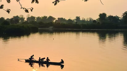 4000 Inseln: Fischerboot bei Sonnenuntergang am Mekong Fluss