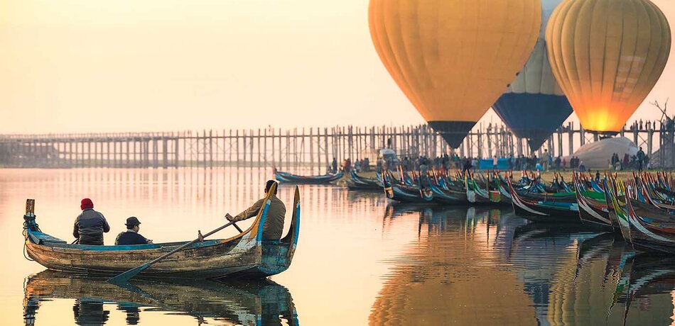 Heißluftballon über Amarapura Brücke in Myanmar