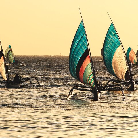 Segelboote vor der Küste Ameds in Indonesien