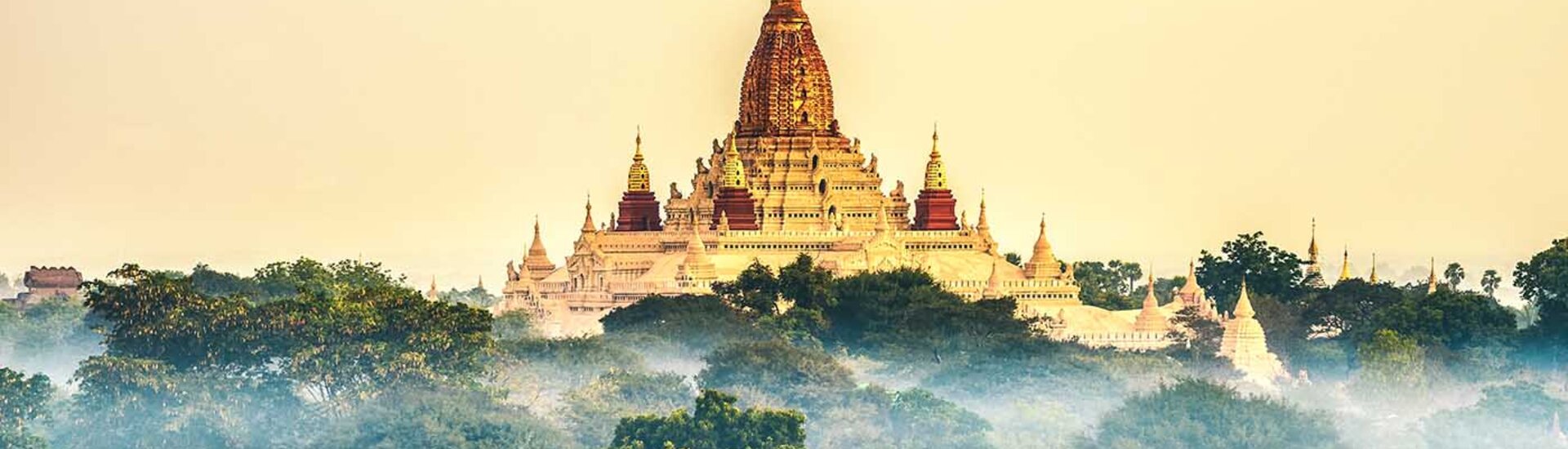 Tempel im Nebel in Ananda, Myanmar