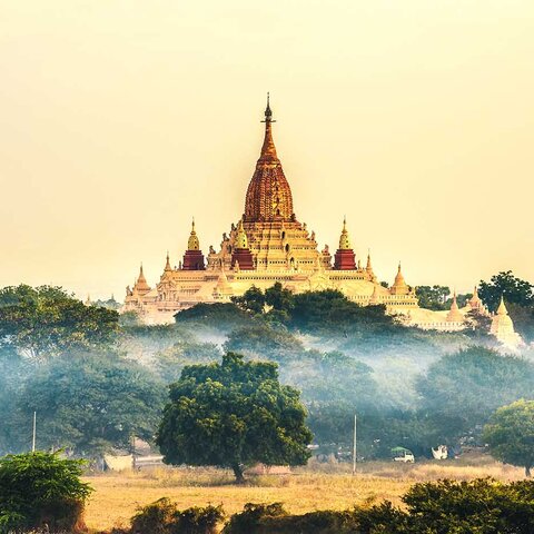 Tempel im Nebel in Ananda, Myanmar