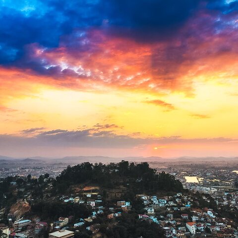 Überblick auf Antananarivo in Madagaskar bei Sonnenuntergang