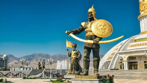 Statuen vor Monument in Turkmenistan