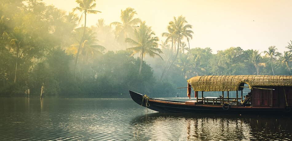 Ein traditionelles Boot in den Kerala Backwaters, Indien