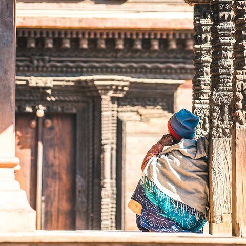 Frau bei Tempeltor in Bhaktapur