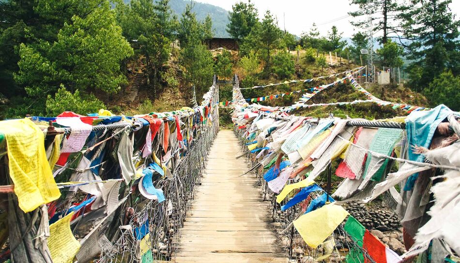 Gebetsfahnen auf der Bumthang Brücke in Buthan