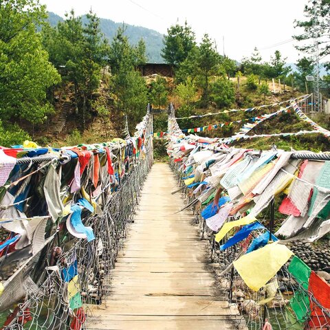 Gebetsfahnen auf der Bumthang Brücke in Buthan
