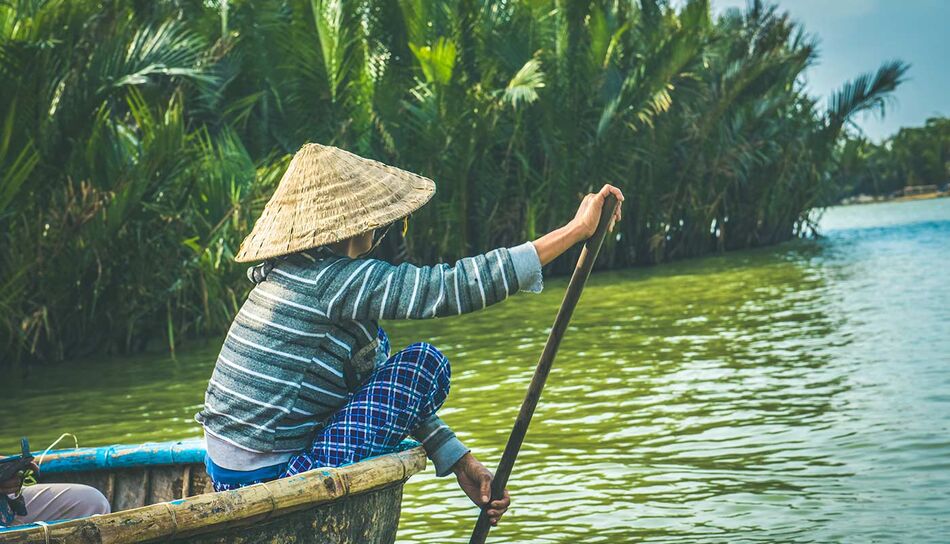 Frau im Korkboot in Cam Thanh