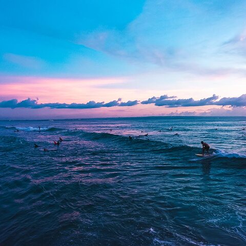 Surfer in Canggu bei Sonnenuntergang