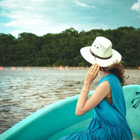 Touristin auf einem Boot im Biosphärenreservat Celestún