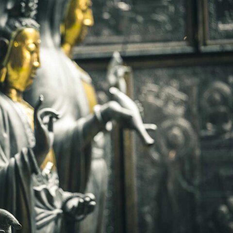 Colombo: Buddha Staturen im Ganagarama Tempel