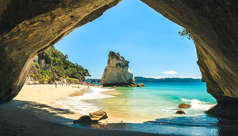 Höhle am Strand der Coromandel Halbinsel in Neuseeland