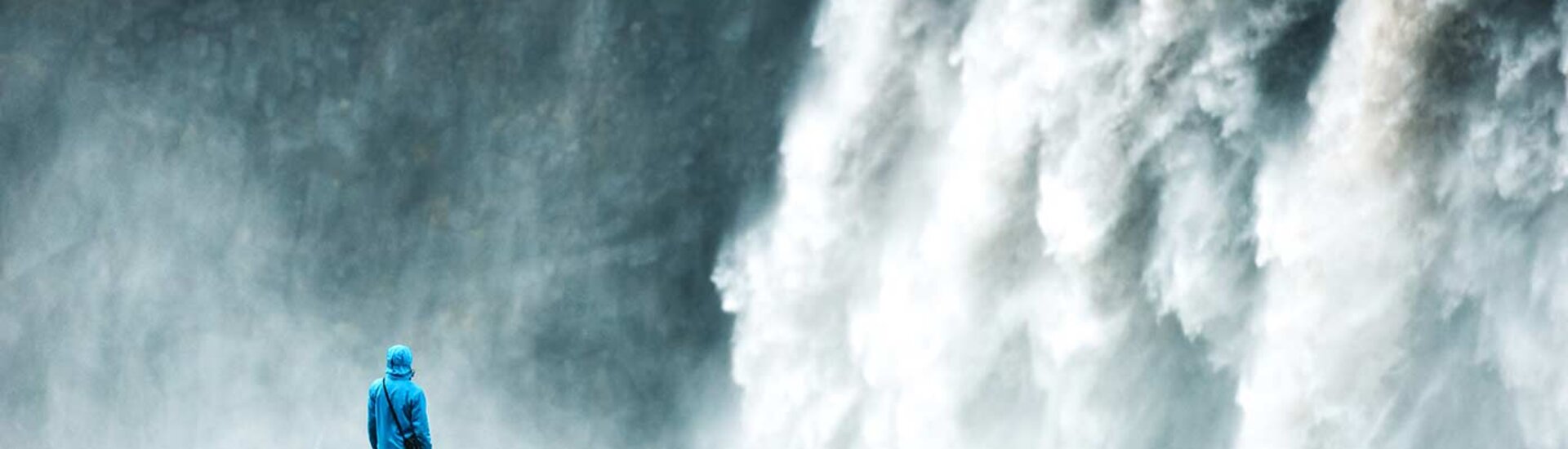 Mann bestaunt den Dettifoss Wasserfall