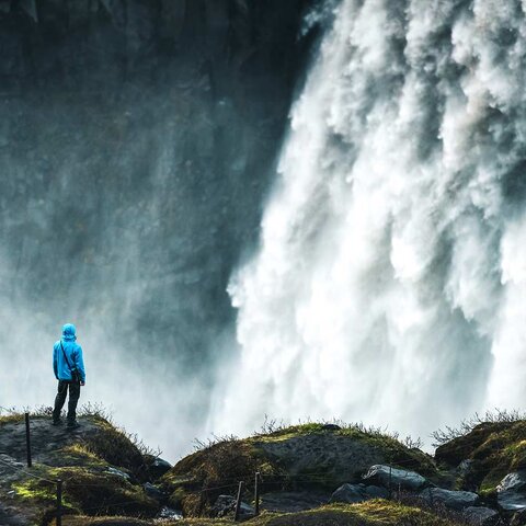 Mann bestaunt den Dettifoss Wasserfall