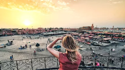 Frau blickt auf Marktplatz in Marrakech, Marokko