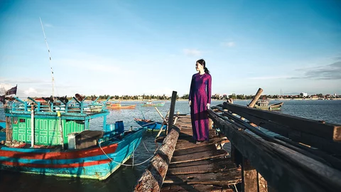 Frau am Steg von Dong Hoi in Vietnam