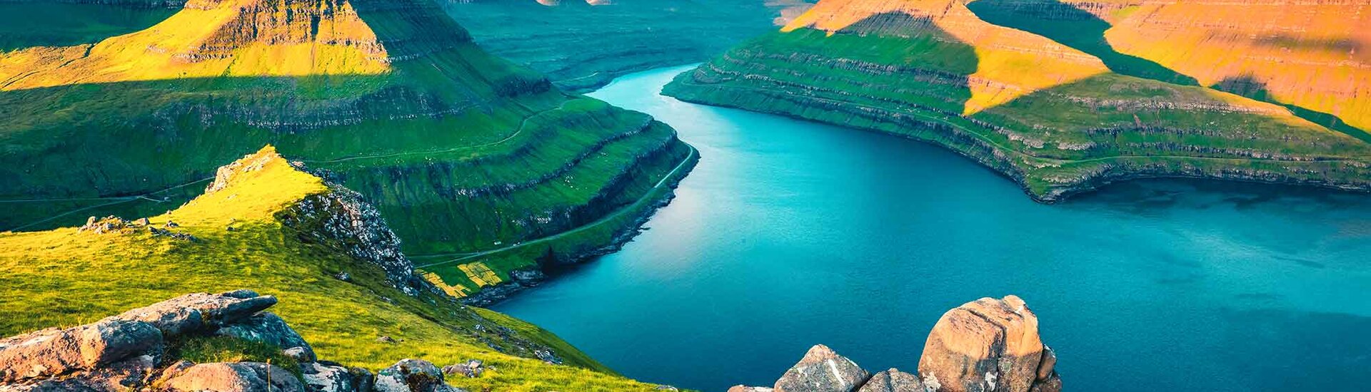 Ausblick auf die Berge und Fjorde auf der Insel Eysturoy