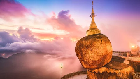 Goldener Felsen beim Sonnenuntergang, Myanmar