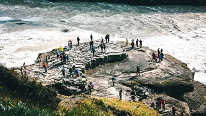  Besucher am Aussichtspunkt des Gullfoss Wasserfalls