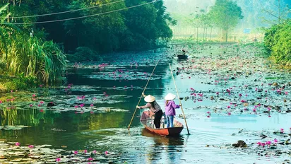 Unterwegs in herbstlicher Stimmung am Yen Fluss in Hanoi