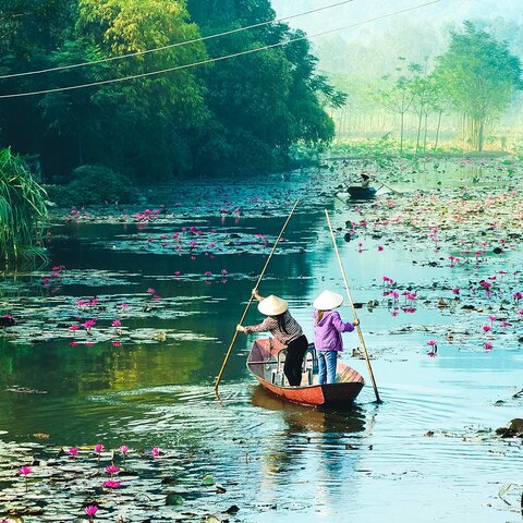 Unterwegs in herbstlicher Stimmung am Yen Fluss in Hanoi