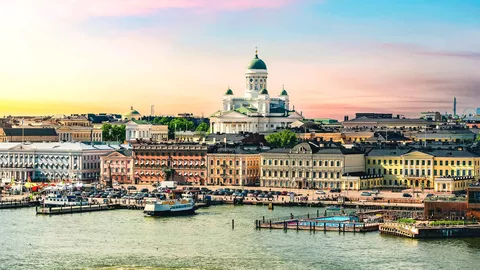 Hafenpromenade von Helsinki mit Kathedrale im Hintergrund