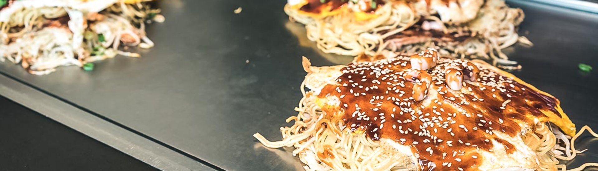 Das Gericht Okonomiyaki im "Hiroshima-Stil"