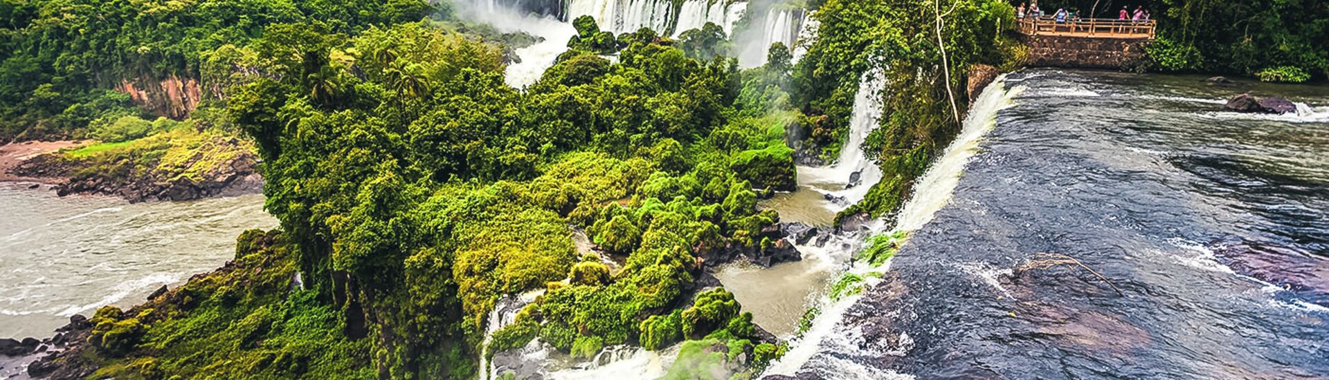 Iguazu Wasserfälle in Argentinien umgeben vom Regenwald