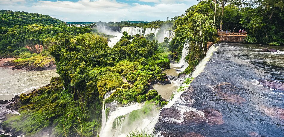 Iguazu Wasserfälle in Argentinien umgeben vom Regenwald