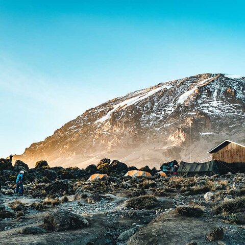 Blick vom Karanga Camp am Kilimanjaro auf Moshi in Tansania