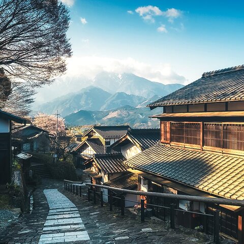 Traditionelles Dorf im Kiso-Tal mit Blick auf die Japanischen Alpen
