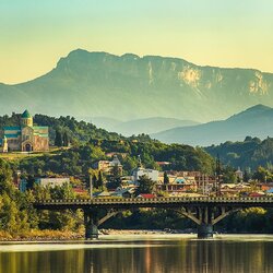 Blick vom Fluss auf die Stadt Kutaissi in Georgien