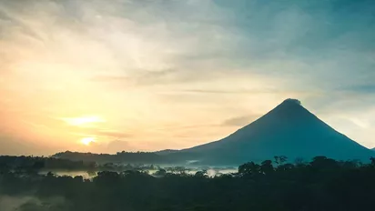 Silhouette des Vulkan Arenal im Sonnenuntergang