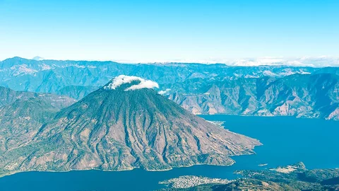 Blick auf den See Atitlán & den Vulkan San Pedro
