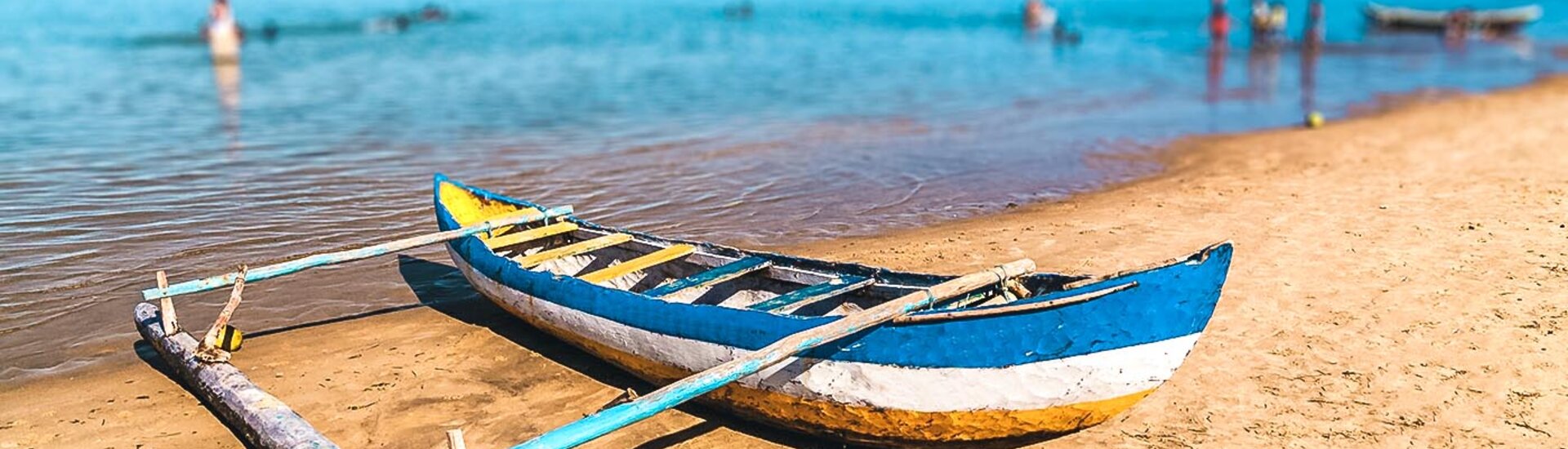 Boot am Strand von Mahavelona in Madagaskar