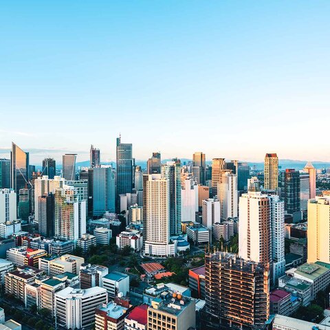 Die Hochhäuser im Viertel Makati in Manila