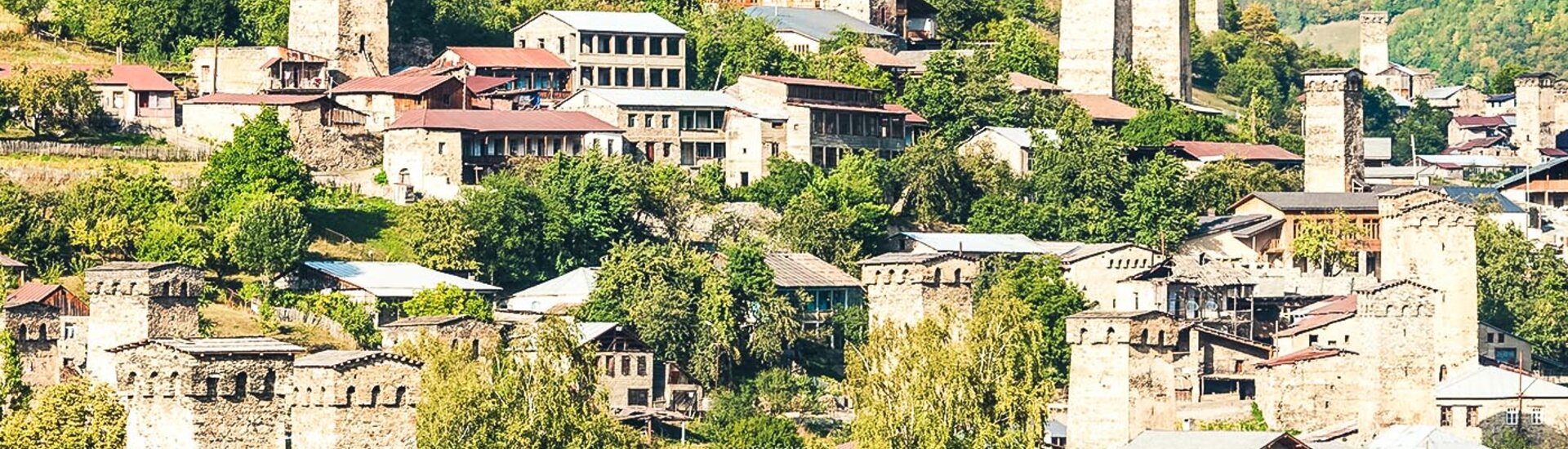 Blick auf die Stadt Mestia in Georgien