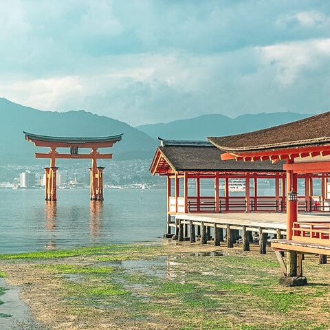 Rotes Torii auf der Insel Miyajima