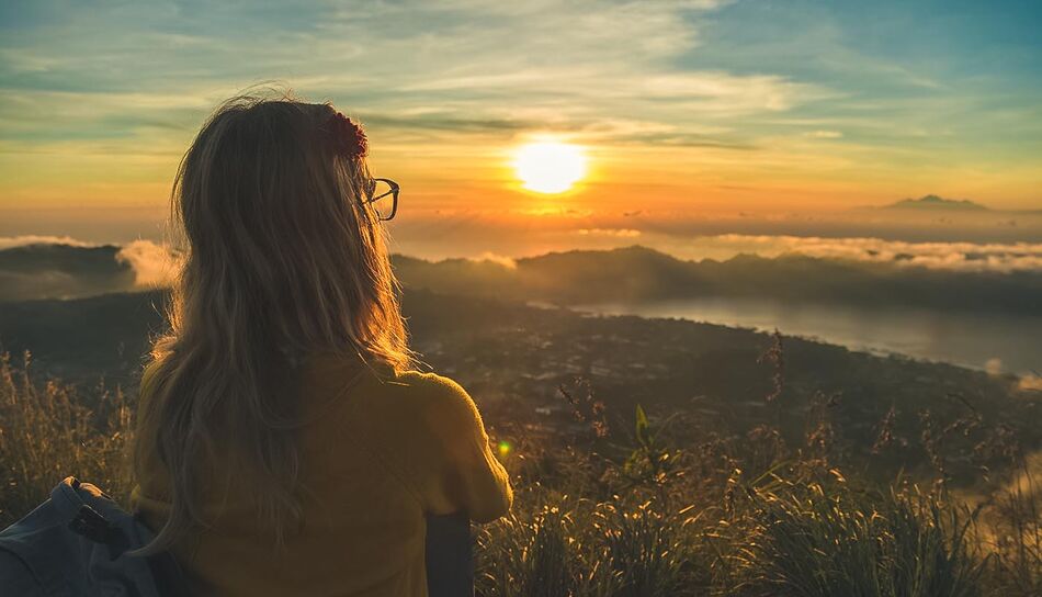 Reisende am Mount Batur bei Sonnenaufgang 