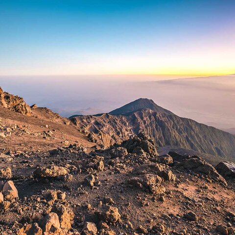 Auf dem Gipfel des Mount Meru mit Blick auf Kilimanjaro in Tansania
