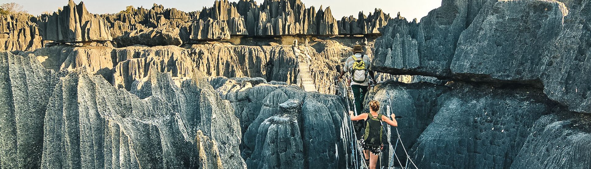 Reisende auf einer Hängebrücke im Nationalpark Tsingy de Bemaraha in Madagaskar