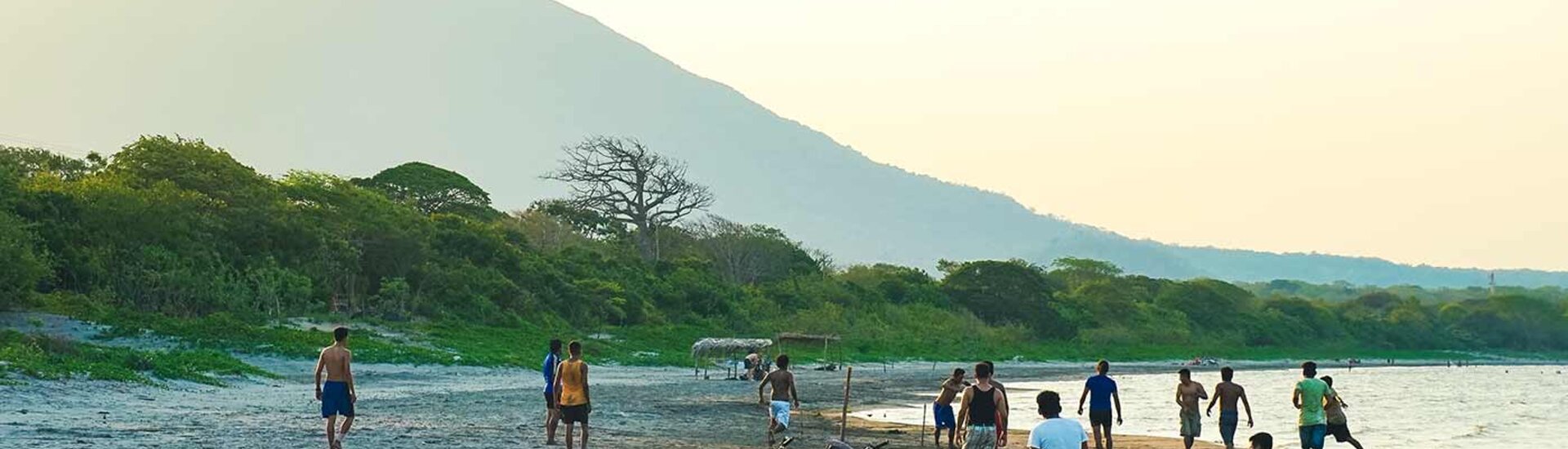 Menschen am Strand von Ometepe, Nicaragua