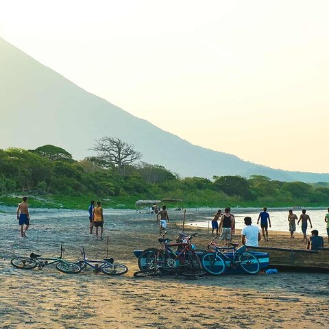 Menschen am Strand von Ometepe, Nicaragua
