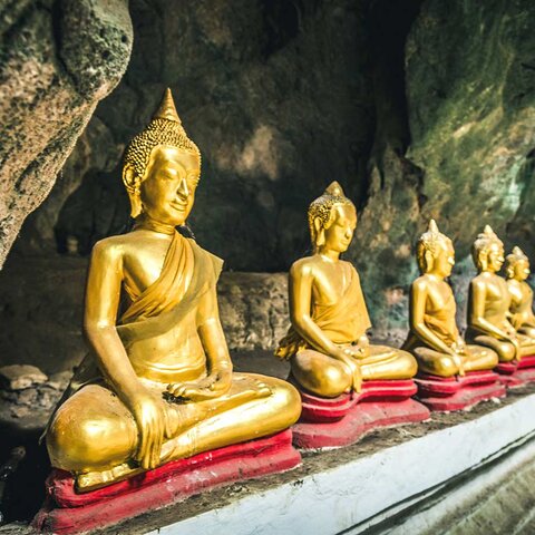 Buddha Statuen in den Pak Ou Höhlen