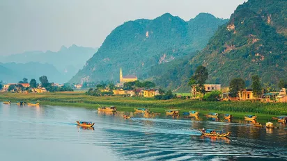 Sonnenaufgang am Fluss Son beim Phong Nha-Ke Bang Nationalpark in Vietnam