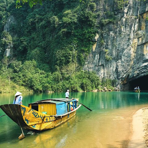Am Eingang zur Flusshöhle Phong Nha